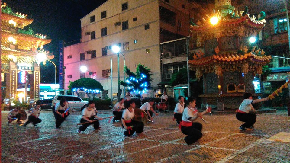 圖像裡可能有一或多人、夜晚和戶外